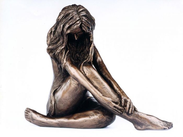 Sara Skulptur (Sitzendes Mädchen)